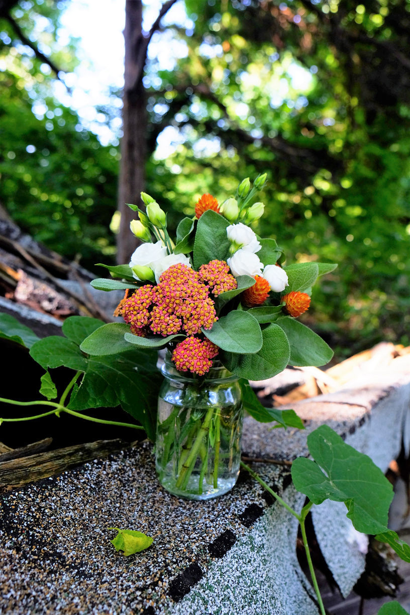 Cottage yarrow + lisianthus